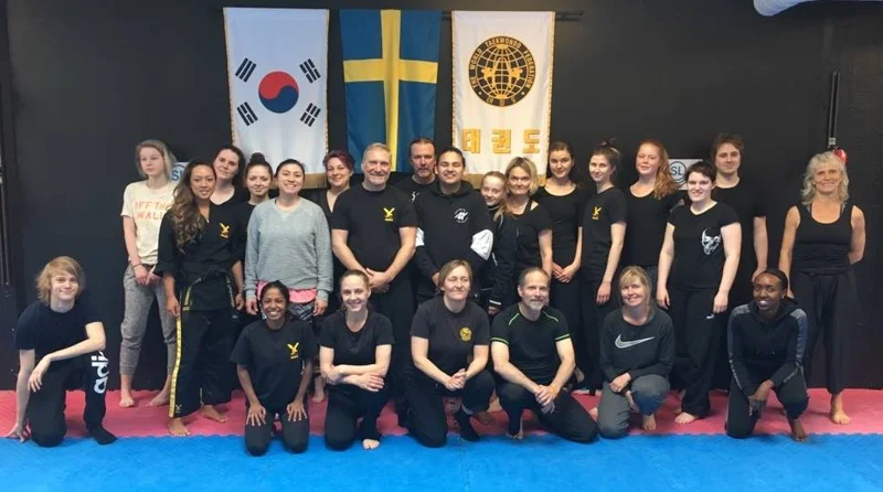 Stor gruppbild från självförsvarskurs – JSK, Vasastan i Stockholm