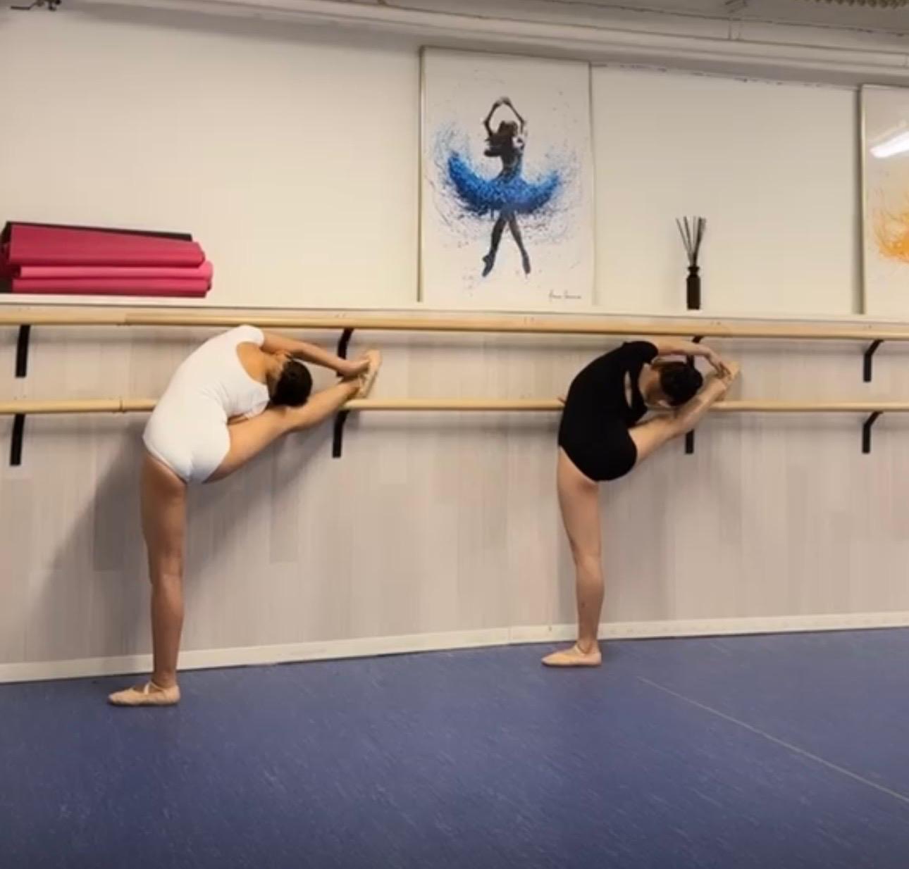 Balettelever stretchar vid barren i Vasastan, Stockholm