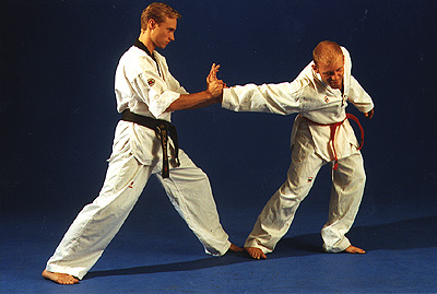 Barngrupp i dobok under Taekwondoträning i Stockholm
